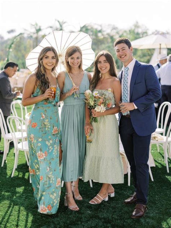 What should I wear to a 2018 summer wedding